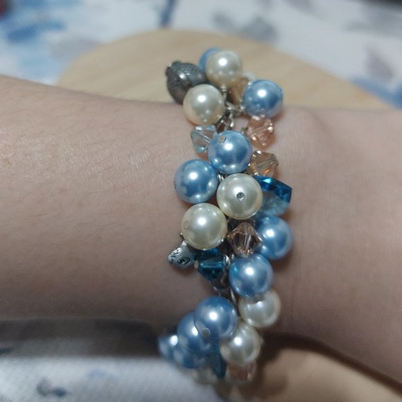 Beautiful Pearl Beads Crystal Gems Cluster Bracelet Very Pretty Light Blue Cream - Picture 3 of 12